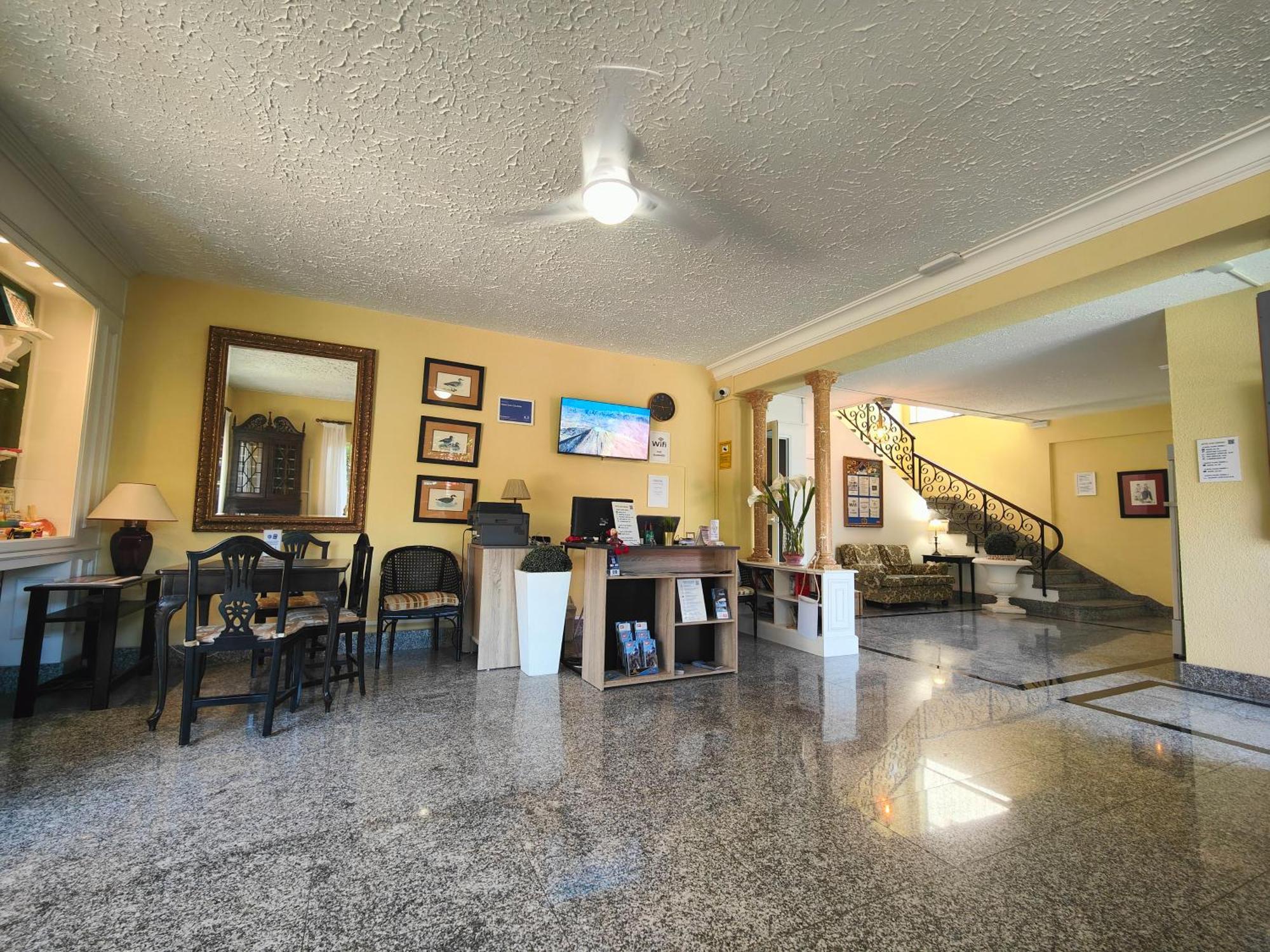 Oyo Don Cándido Hotel *